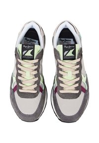 Tenisky s šedým semišovým a textilným zvrškom, s pastelovo zelenými akcentmi, bielymi podrážkami a svetlo béžovými šnúrkami. Logo značky je viditeľné na jazyku.
