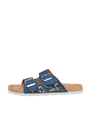 Blauer Denim-Slide-Sandale mit zwei verstellbaren silbernen Schnallen, Blumenstickerei, hellbraun gepolstertem Fußbett und weißer Sohle.