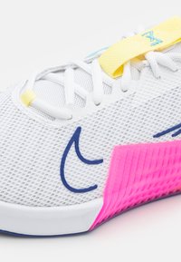 Nike Performance METCON 9 - Trainingsschoen - white/deep royal blue/fierce pink/aquarius blue/light laser orange
