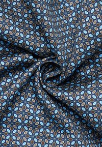 Baumwollstoff mit navy Hintergrund, der ein geometrisches Muster aus braunen und blauen Formen zeigt, das ein strukturiertes und lebhaftes Erscheinungsbild vermittelt.