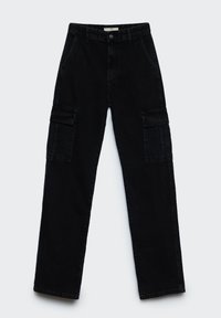 Pantalones cargo de denim negro con un diseño de pierna recta, que cuentan con dos bolsillos laterales y un cierre de botón en la cintura. Estilo clásico con textura mínima.