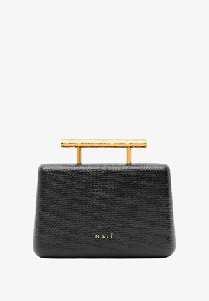 Borsa nera texture con manico in metallo dorato martellato e branding in rilievo sul davanti. Forma rettangolare compatta.