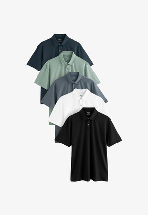 Cinque polo impilate, con maniche corte e colli. Colori: verde scuro, verde chiaro, grigio scuro, bianco e nero. Tessuto liscio.