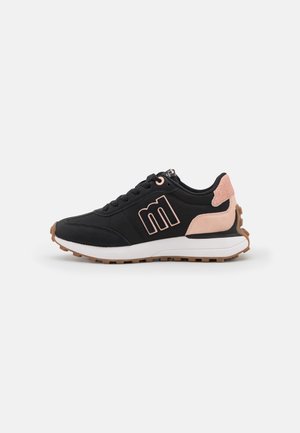 Czarny i różowy sneaker z sznurowanym przodem, dużym logo "m" po boku, białą podeszwą i fakturowaną brązową spodem na białym tle.