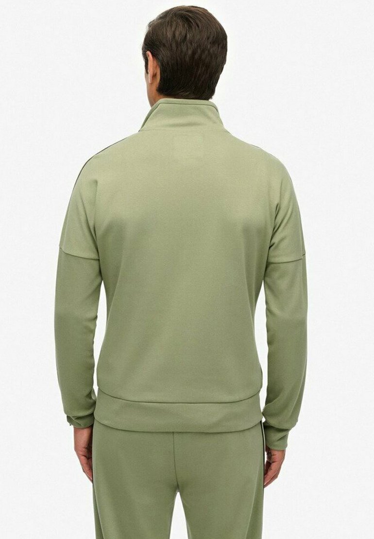 Sudadera atlética de color verde oliva con un cuello alto y puños acanalados, que presenta una textura suave y un corte holgado. Vista trasera.