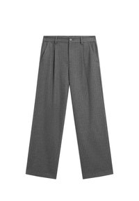 Grijze pantalon met een krijtstreepprint en een wijde pijp. De broek heeft een knoopsluiting, plooien en een soepele textuur.