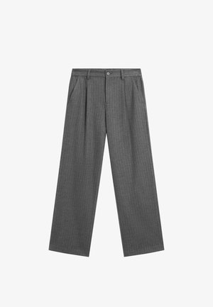 Grå stribede bukser med bred ben-design, der har en knaplukning, folder og en glat tekstur.