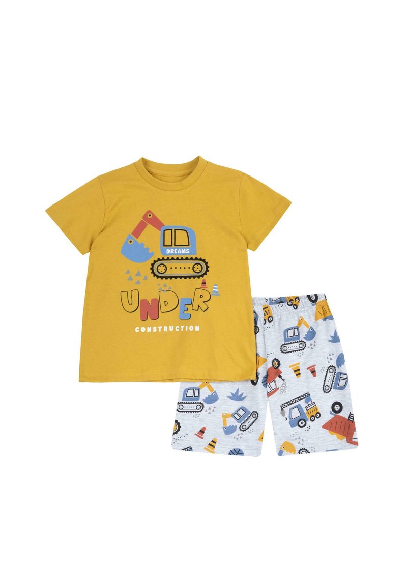 Geel katoenen T-shirt met een grafische afbeelding van een bouwvoertuig en tekst, gecombineerd met lichtgrijze shorts met kleurrijke bouwpatronen.