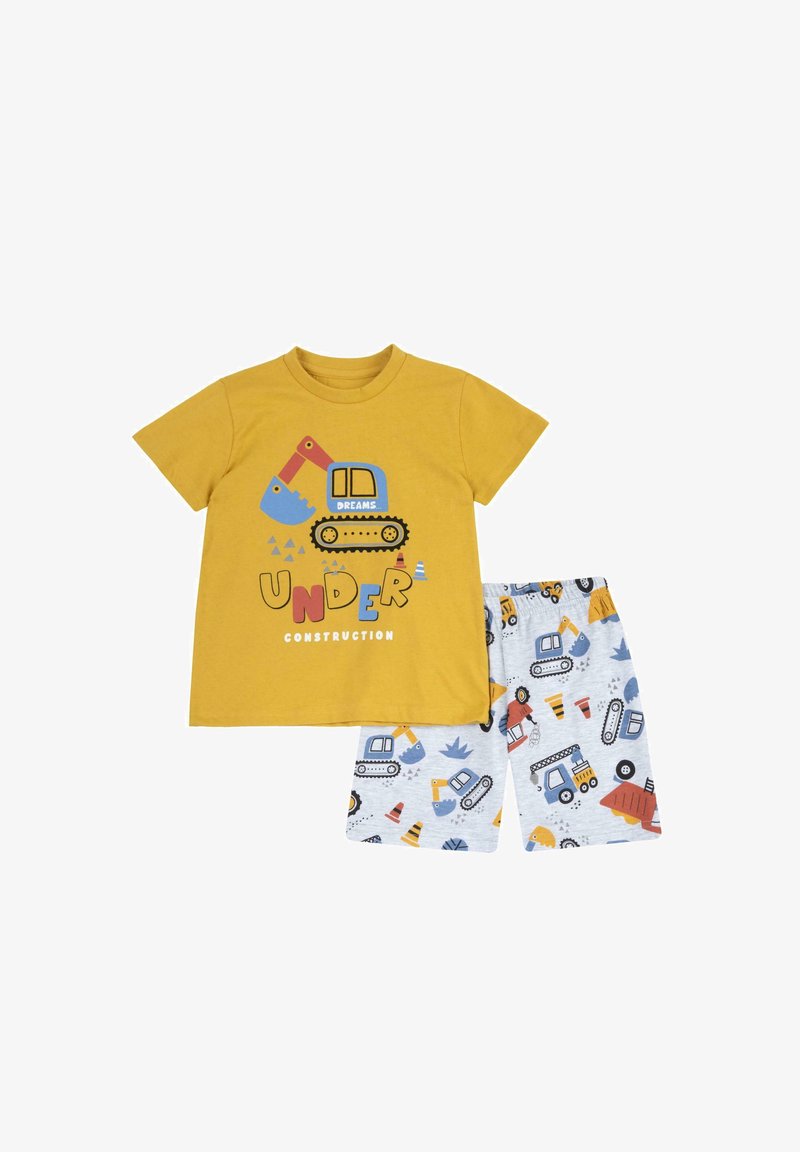 Geel katoenen T-shirt met een grafische afbeelding van een bouwvoertuig en tekst, gecombineerd met lichtgrijze shorts met kleurrijke bouwpatronen.