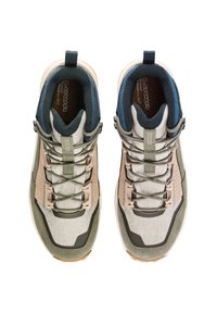 Scarpe da trekking beige e oliva con accenti grigi. Parte superiore in tessuto testurizzato, occhielli rinforzati, chiusura con lacci e suola in gomma. Design durevole.