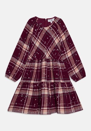 Robe à carreaux bourgogne à manches longues, avec des motifs d'étoiles en argent, un col rond et un design de jupe à volants. Tissu de type coton.