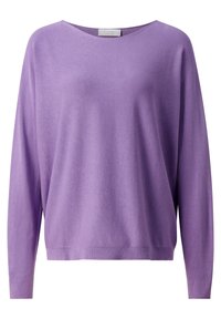 Liliowy sweter z szerokim dekoltem, długimi rękawami i luźnym krojem. Miękka faktura i jednolity wzór dzianiny w całej konstrukcji.