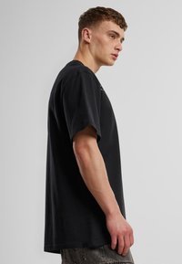 Karl Kani STUDDED RETRO  - Apdrukāts T-krekls - black