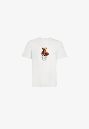 T-shirt blanc avec un graphisme d'un ours en peluche portant un maillot de basket-ball, tenant un ballon de basket et des baskets, centré sur le devant.