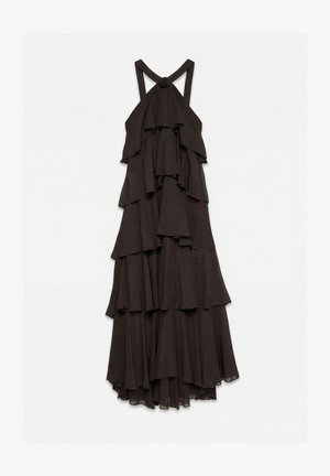 Longue robe noire à couches avec des volants superposés, un col licou, des bretelles croisées et un détail de fleur en tissu au centre en haut.