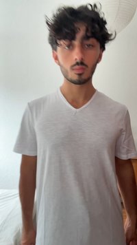 Biała, krótko-sleeve koszulka typu v-neck wykonana z lekkiego materiału, o luźnym kroju i subtelnej teksturze. Bez wzorów i widocznych znaków towarowych.