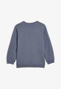 Sudadera de algodón azul oscuro con mangas largas, cuello redondo acanalado y puños. Textura suave, diseño sencillo y sin patrones visibles.