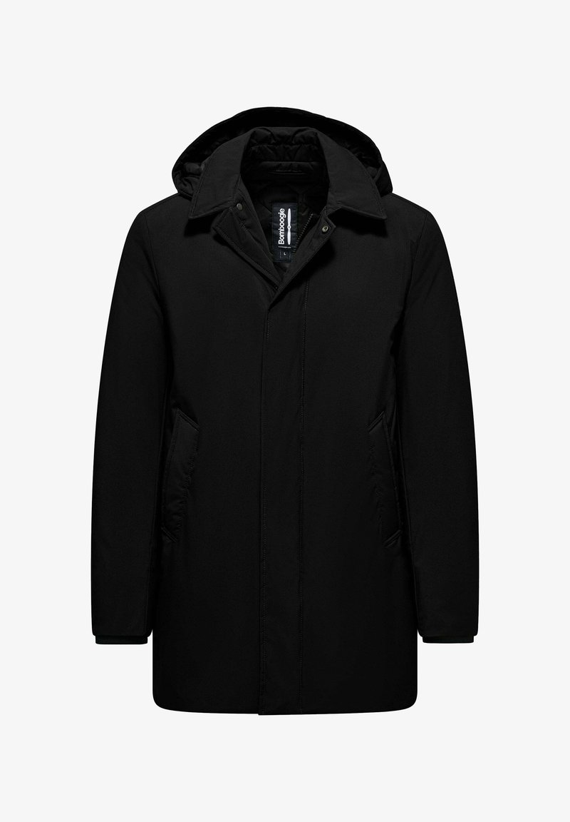 Cappotto nero con cappuccio realizzato in un materiale liscio e impermeabile. Presenta due tasche laterali e una chiusura frontale con bottoni automatici. Linee semplici e pulite.