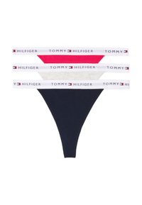 Sada troch thongov Tommy Hilfiger v námořní, bielej a ružovej farbe, s elastickými pásikmi so značkou a výrazne zobrazeným logom.
