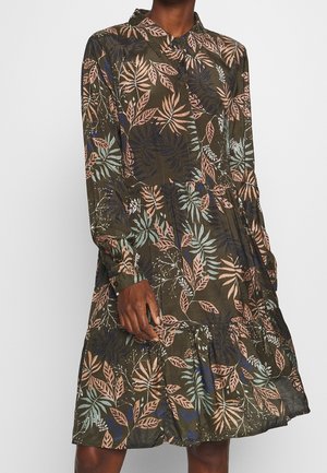 Robe à manches longues boutonnée avec col, avec une base verte et un motif de feuilles multicolores en rose, bleu et beige.