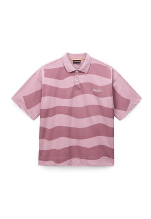 Polo da uomo a maniche corte con righe ondulate orizzontali rosa e malva e "Napapijri" ricamato sul petto a sinistra.