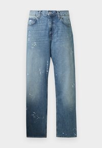 Jeans rectos de mezclilla en azul claro. Presentan detalles de salpicaduras de pintura y una textura desgastada, con una pretina estándar y cierre de botón.