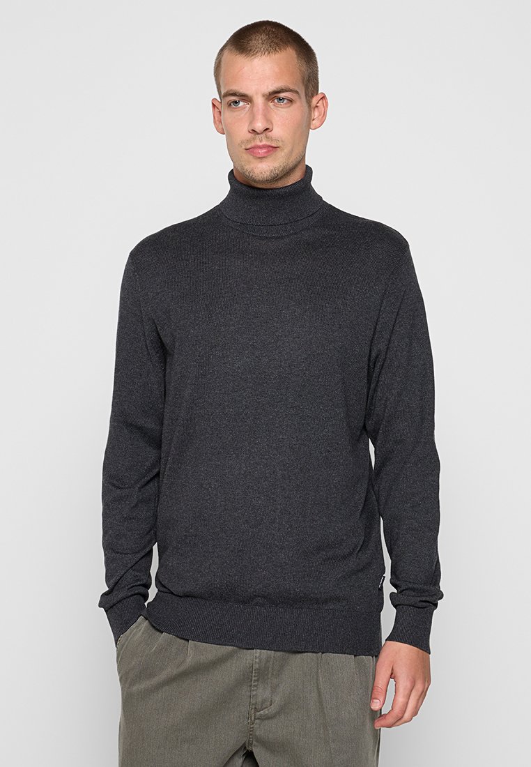 Pull en maille côtelée gris foncé avec col roulé et manches longues. Présente une coupe ajustée et un motif tricoté subtil le long du col et de l'ourlet.