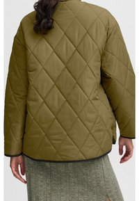 Giacca trapuntata verde oliva con un motivo a rombi, caratterizzata da rifiniture nere e una vestibilità comoda. La vista posteriore mostra le maniche lunghe e l'orlo.