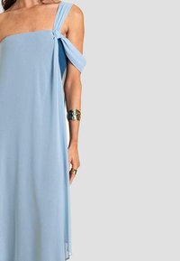 THE-ARE ESCOTE BARDOT CON CAPA - Maxikleid - blue