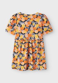 Kurzes Kleid mit tailliertem Schnitt, aus dehnbarem Stoff, mit navyblauem Hintergrund und lebhaften orangen und gelben Fruchtmustern.