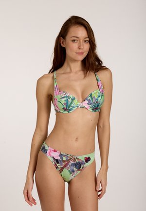 Bloemetjes bikini set met een groene basis, roze en paarse bloemenpatronen, onderwire cups en een broekje met een gematigde taille.