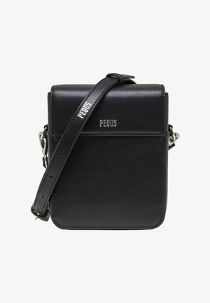 Bolso cruzado de cuero negro con forma rectangular, herrajes plateados, logotipo grabado y correa ajustable con acentos en forma de estrella.