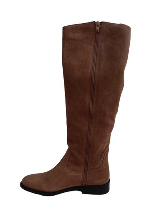 Bota alta de gamuza marrón hasta la rodilla con punta redonda, suela plana negra y cremallera trasera para facilitar el uso. Textura suave con un diseño minimalista.