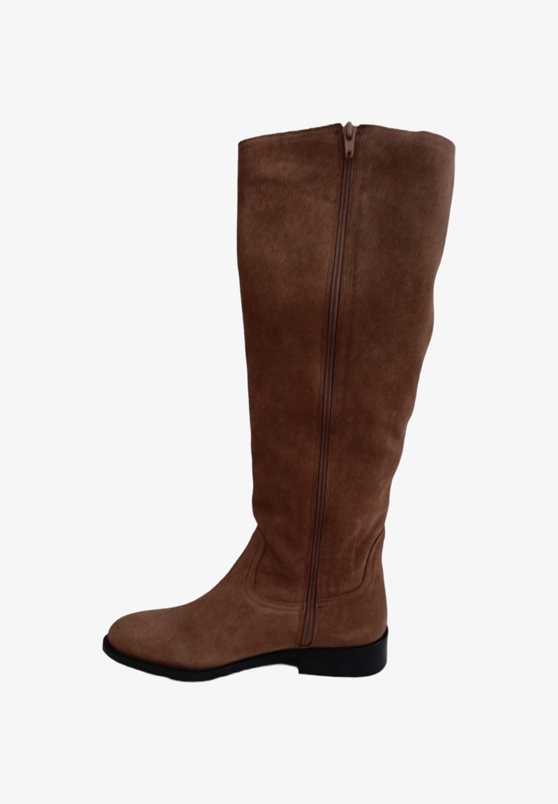Bota alta de gamuza marrón hasta la rodilla con punta redonda, suela plana negra y cremallera trasera para facilitar el uso. Textura suave con un diseño minimalista.