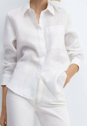 Witte linnen blouse met lange mouwen, met een knoopsluiting aan de voorkant en een borstzak. Getailleerde pasvorm met een zachte, ademende textuur.