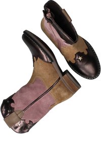 Bruine suède enkellaarzen met metallic roze en bronzen accenten, voorzien van een zijrits en stervormige details op de neus.