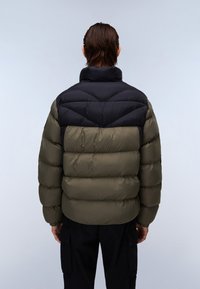 Purški striukė su spalvų blokavimo dizainu: juoda viršutinė dalis ir alyvuogių žalios spalvos apatinė dalis. Siuvinėta tekstūra su aukštu apykakle ir elastingomis rankovėmis.