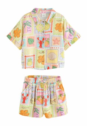 Detský dvojdielny letný outfit s košeľou s krátkym rukávom na gombíky a šortkami s elastickým pásom, zdobený farebnými tropickými motívmi humrov, ananásov a kvetov.