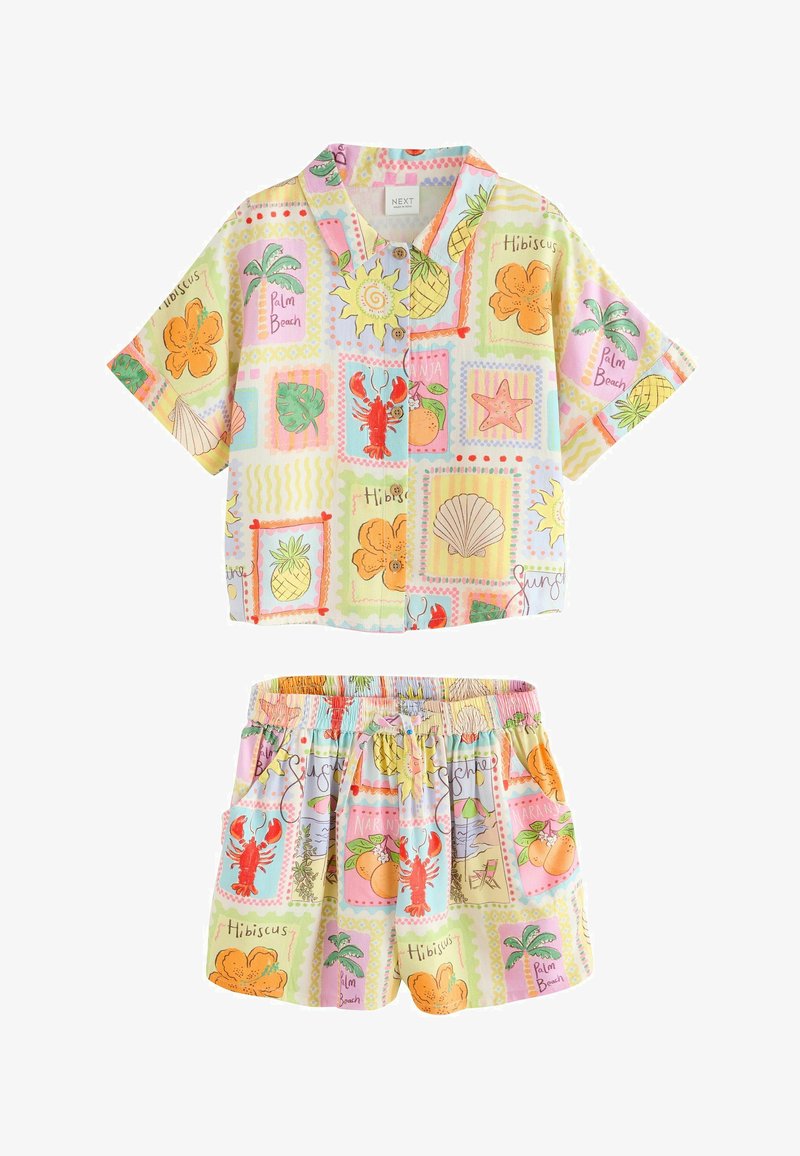 Ensemble d'été pour enfants en deux pièces avec chemise à manches courtes et boutons, et short à taille élastique, présentant des imprimés tropicaux colorés de homards, d'ananas et de fleurs.