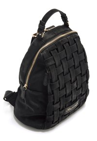 Mochila de piel negra con una textura trenzada en un lado, cremalleras doradas y dos asas superiores para opciones de transporte versátiles.