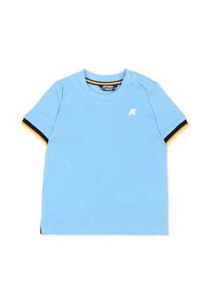 Lichtblauw t-shirt met korte mouwen voor peuters met marineblauwe en oranje bies op de mouwen, ronde hals, drukknoop op de schouder en klein wit logo op de borst.
