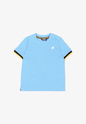 T-shirt azzurra a maniche corte per bambini piccoli con bordo blu navy e arancione sulle maniche, collo rotondo, bottone a pressione sulla spalla e piccolo logo bianco sul petto.