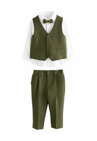 Gilet vert olive avec trois boutons, associé à une chemise blanche et un pantalon assorti, comprenant des poches et un nœud papillon. Texture de tissu lisse.