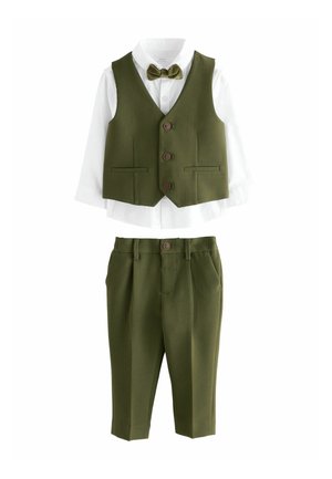 Gilet verde oliva con tre bottoni, abbinato a una camicia bianca e pantaloni coordinati, dotati di tasche e un papillon. Tessuto con una texture liscia.