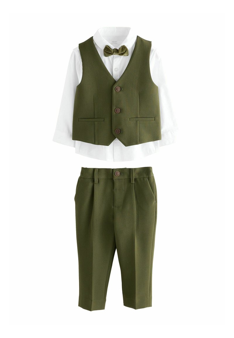 Gilet vert olive avec trois boutons, associé à une chemise blanche et un pantalon assorti, comprenant des poches et un nœud papillon. Texture de tissu lisse.
