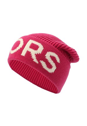 Gorro de punto rosa con un diseño holgado y letras blancas. El material es suave y tiene una textura acanalada en el dobladillo.