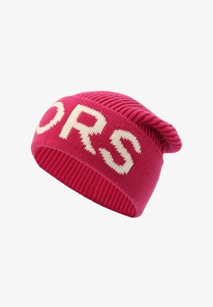 Roze gebreide beanie met een slouchy ontwerp en witte letters. Het materiaal is zacht met een geribbelde structuur aan de onderkant.