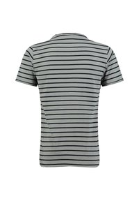 Camiseta gris de manga corta con rayas horizontales negras vista desde la parte posterior sobre un fondo blanco.