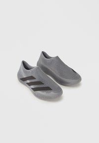 Επιλέχθηκε, grey four core black grey four