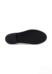 Semelle de chaussure en caoutchouc noir avec un motif texturé ; design à bout arrondi ; bords lisses ; léger talon à l'arrière.